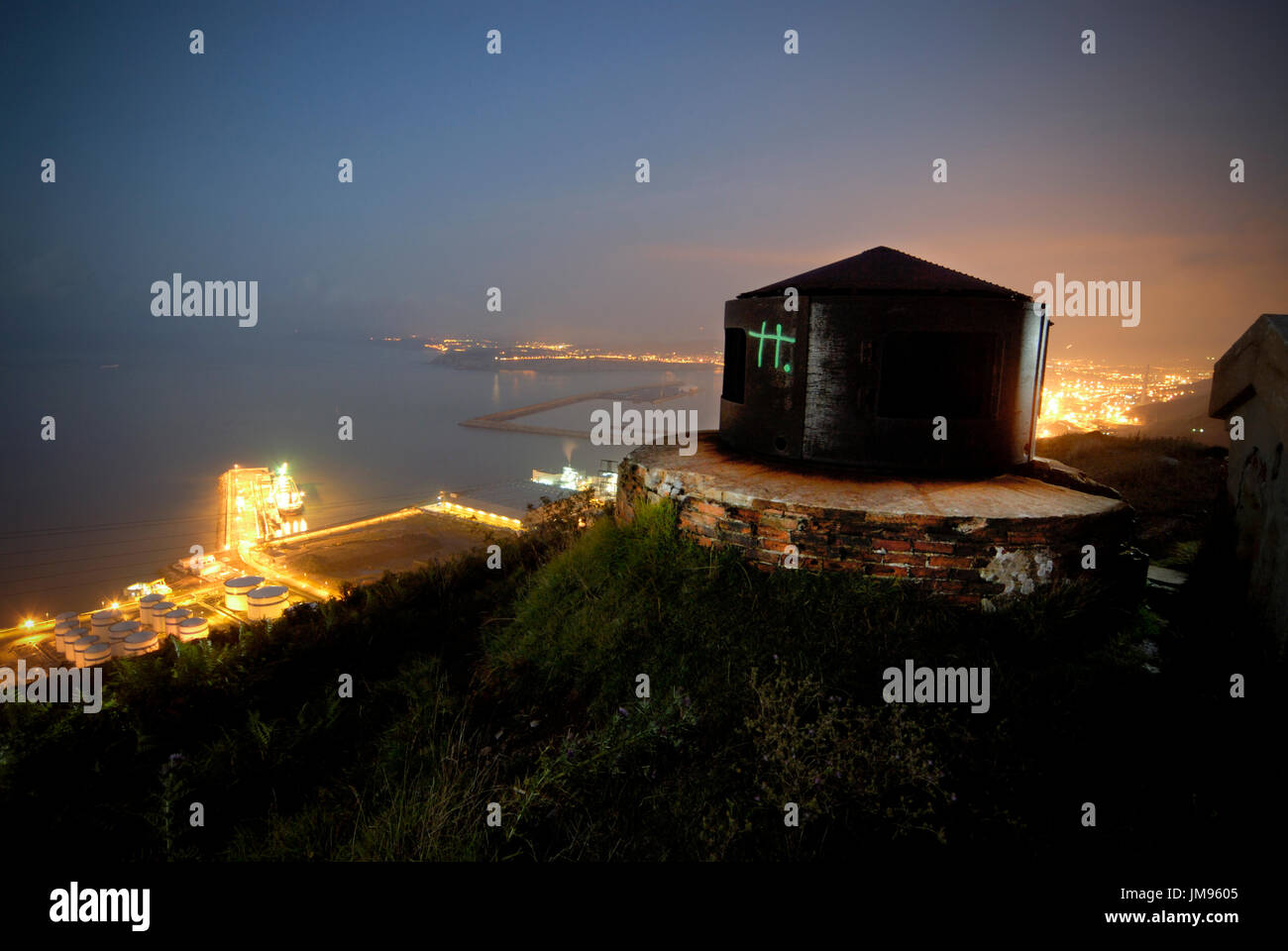 Antiaereal tourret se tient au-dessus du port de Bilbao dans le composé d'artillerie Pic Lucero. Au cours de la guerre civile espagnole, le gouvernement basque a construit une ligne de défense, similaire à la ligne Maginot en France, appelé la ceinture de fer, construit en septembre 1936, il devait protéger de Bilbao une éventuelle invasion de troupes de Franco. Le complexe d'artillerie dépeint, a été créée principalement pour être utilisé comme un complexe de défense maritime pour éviter l'entrée des forces de l'ennemi par mer et garder le port de Bilbao. Banque D'Images