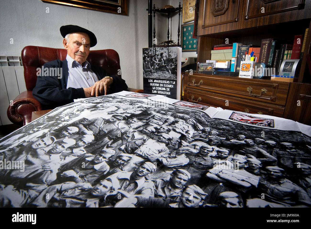 Francisco Alonso Uriarte (b.1916, Barakaldo - d. 2009, Besançon), militant anarchiste de la CNT-FAI pendant la guerre civile espagnole, se sont battus dans plusieurs batailles dans le Pays Basque, représentée dans sa salle de séjour par une photo de lui avec un groupe de prisonniers de guerre après la guerre. La première expérience de Francisco dans l'avant est à Irun, étaient son unité, sont mal équipés ont fui après les affrontements contre une armée bien équipée soulevé. Quelques jours plus tard, son unité a été mobilisé dans l'échec de l'opération pour récupérer Vitoria. Selon Francisco, un bataillon complet whent manquant dans les opérations, un peu de temps Banque D'Images