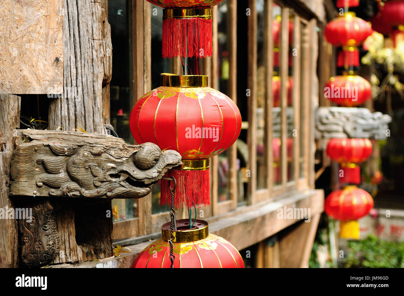 Vieille ville de Lijiang, l'architecture en bois détails, la Chine. La province du Yunnan. Lijiang est célèbre pour son site du patrimoine de l'UNESCO, la vieille ville de Lijiang dans la foule Banque D'Images