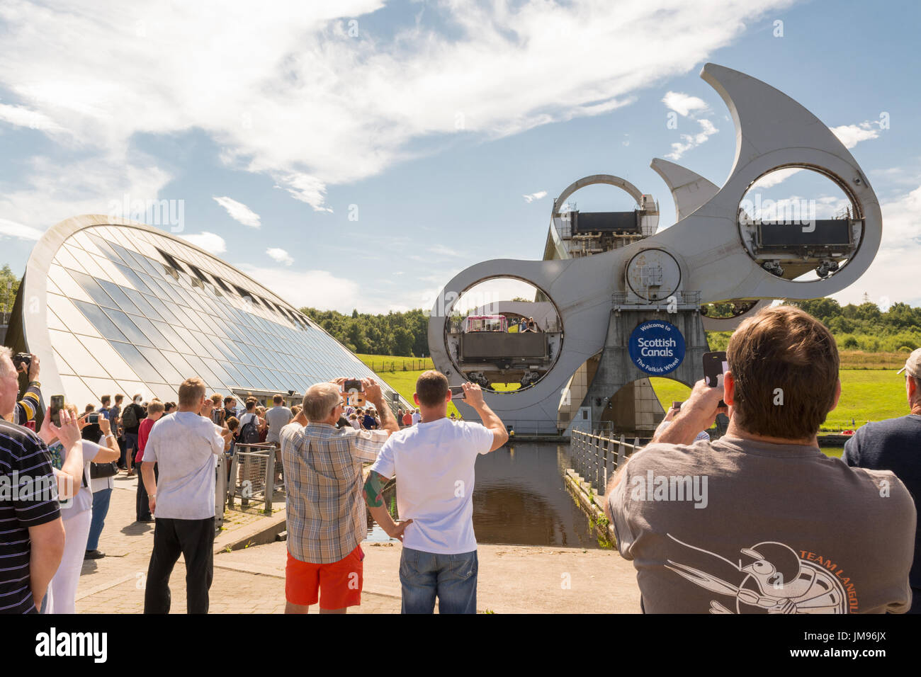 La roue de Falkirk - les gens de prendre des photos de Roue de Falkirk, en Écosse en rotation rotation Banque D'Images