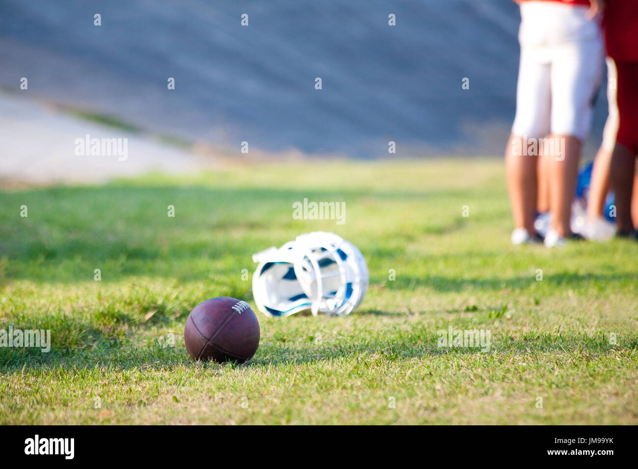 Football helmet et ballon au sol fermer la ligne Banque D'Images