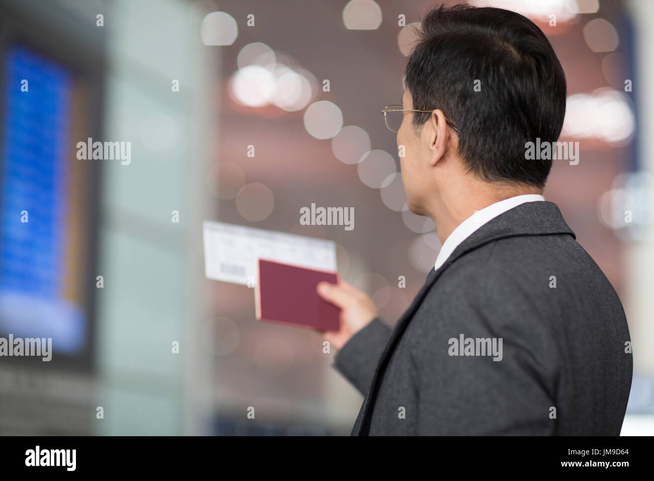Chinois avec passeport et billet d'avion Banque D'Images
