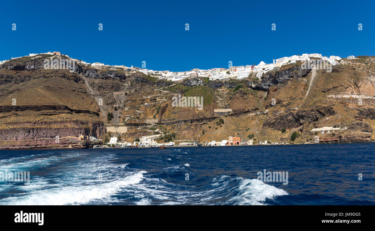 Falaises et parois rocheuses montrant des strates et cratères géologiques. Santorini Grèce Banque D'Images