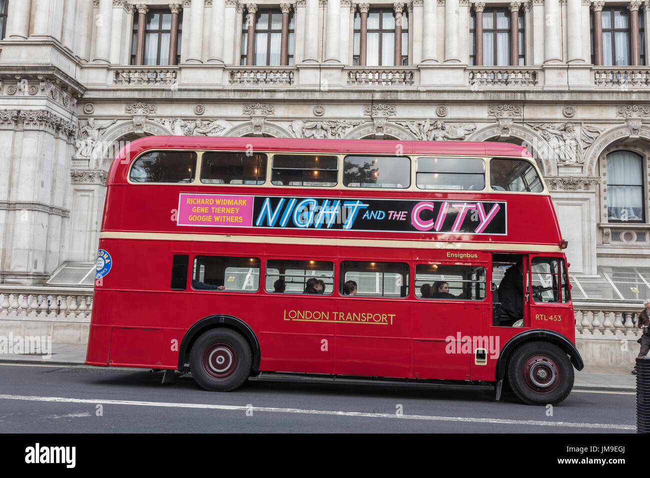 London Vintage Red Bus dans le Strand Banque D'Images