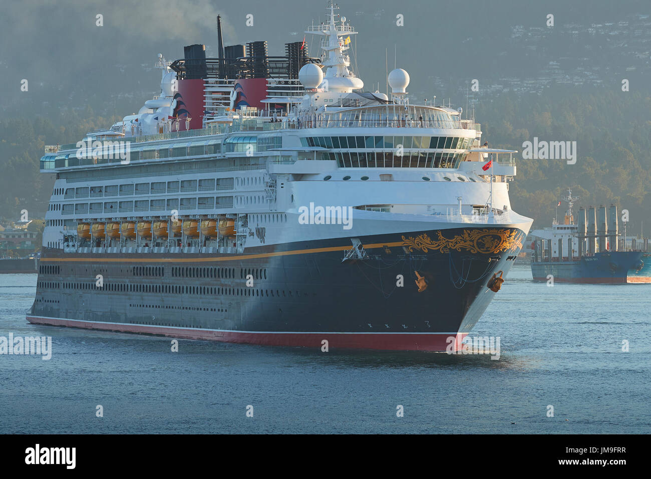 Le géant Disney Cruise Ship, Disney Wonder, entre dans le port de Vancouver au lever du soleil. Banque D'Images