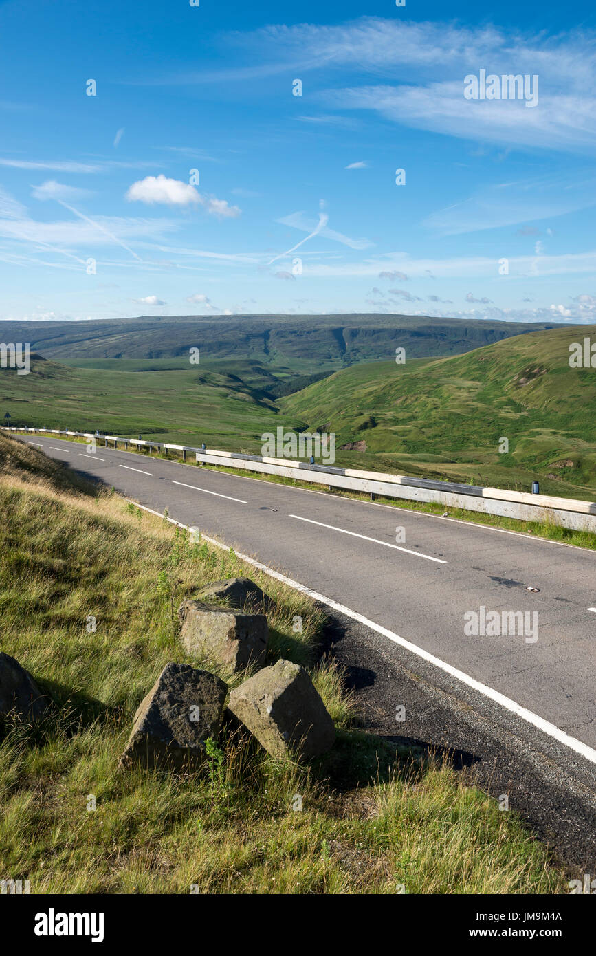 L'A6024 sur la route Woodhead Pennines sur la frontière de Derbyshire et West Yorkshire. Banque D'Images