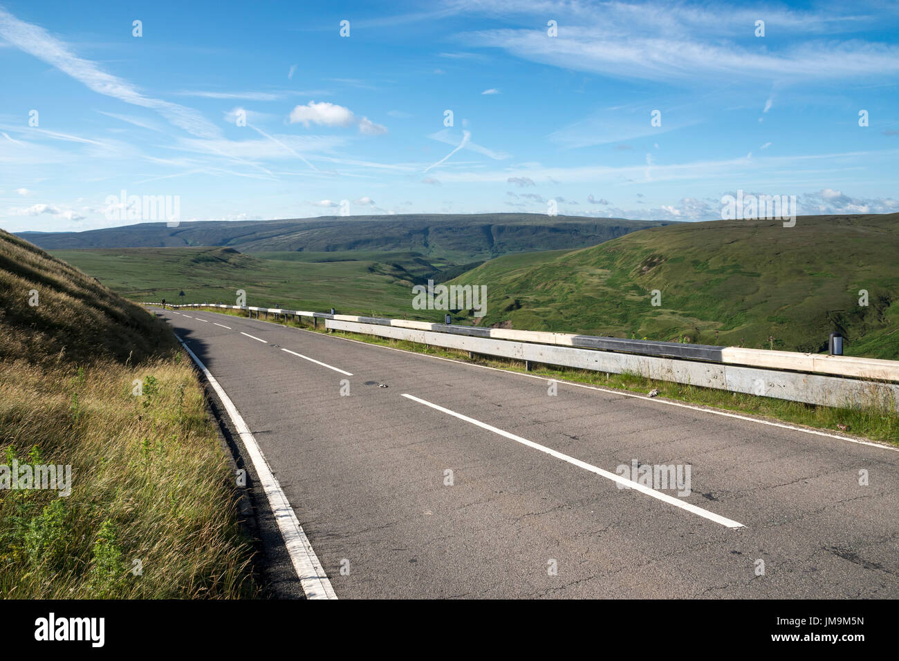 L'A6024 sur la route Woodhead Pennines sur la frontière de Derbyshire et West Yorkshire. Banque D'Images