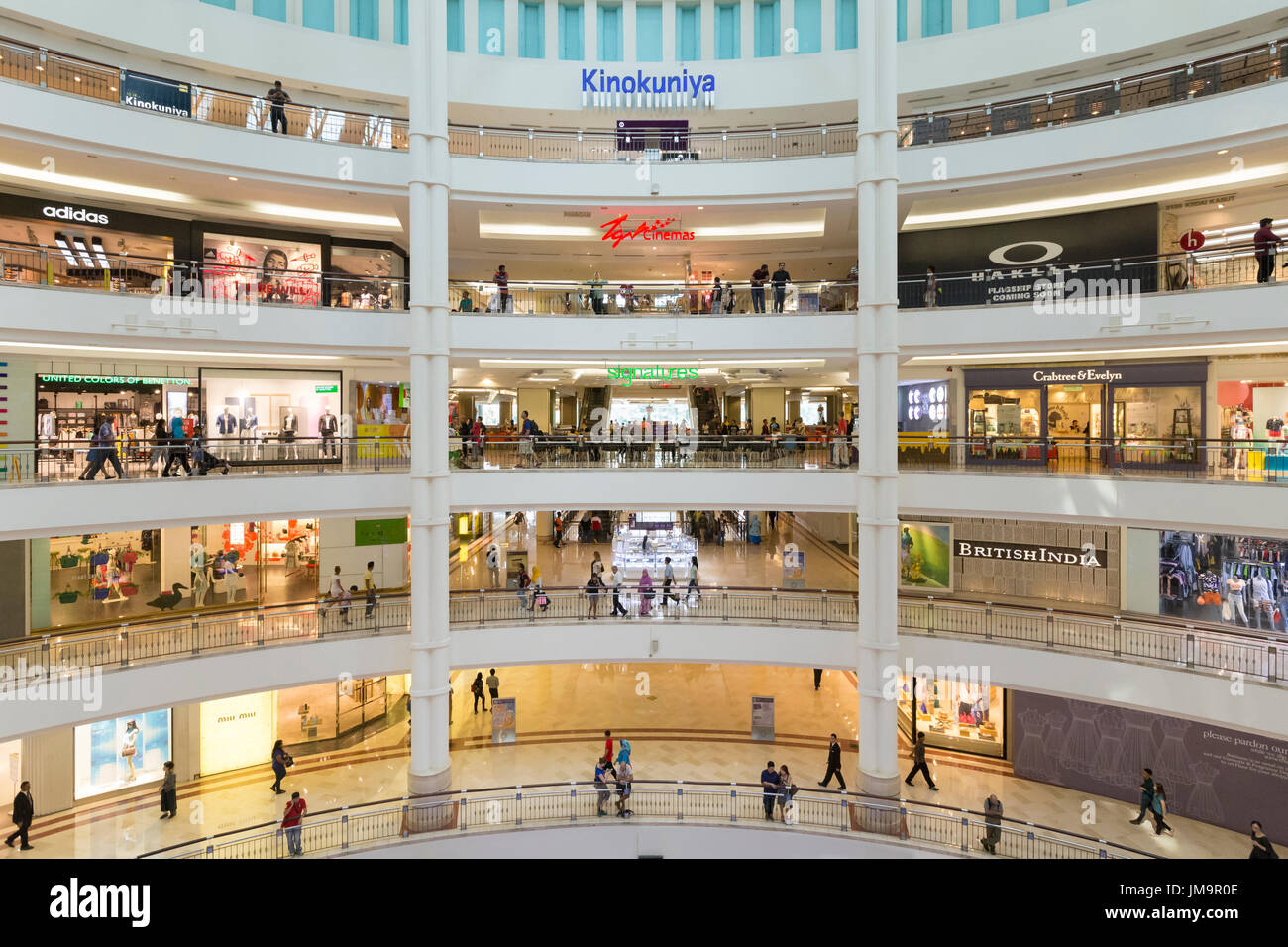 L'intérieur du centre commercial Suria KLCC, Kuala Lumpur, Malaisie Banque D'Images