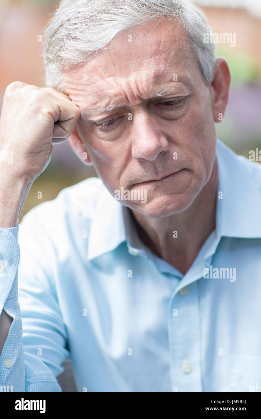 Tête et des épaules de peur Senior Man Banque D'Images