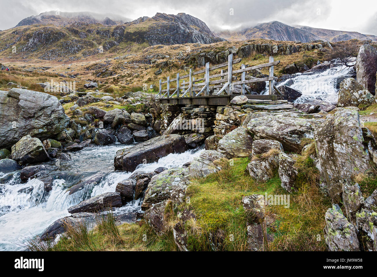 Pont sur chute près de Llyn Ogwen sur le chemin d'Idwal Llyn et la Cuisine du Diable dans la chaîne de montagnes de Snowdonia, Glyderau North Wales UK Febr Banque D'Images