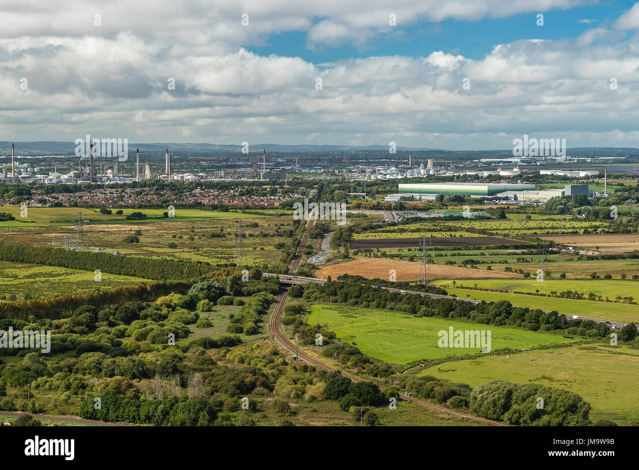 Vue depuis la colline Helsby montrant les zones industrielles de Stanlow et Elton avec la principale ligne de chemin de fer et le M56 dans l'avant-plan Cheshire UK Septembre Banque D'Images