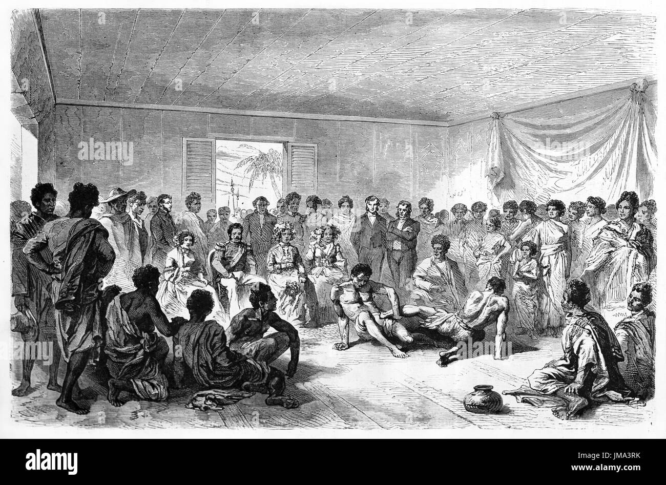 Les gens malgazés se rassemblent pour assister à un match de lutte à l'intérieur d'une grande salle. Art de style gravure de tons gris anciens par Bérard, le Tour du monde, 1861 Banque D'Images