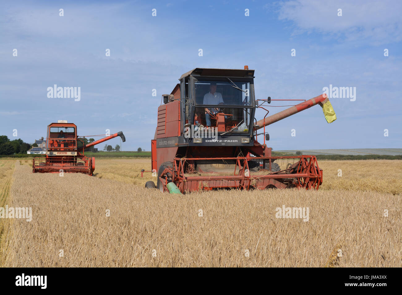 Deutz Fahr M1102 et Fahr moissonneuse-batteuse 1000 Banque D'Images