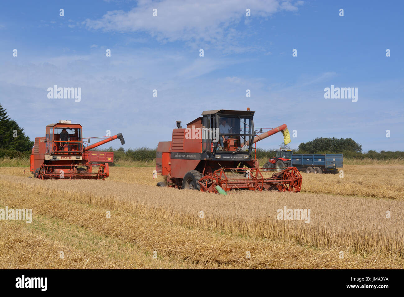 Deutz Fahr M1102 et Fahr moissonneuse-batteuse 1000 Banque D'Images