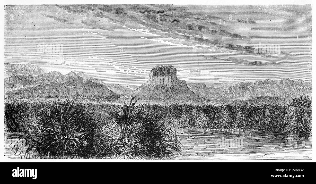 Vaste zone humide avec végétation aquatique et d'immenses montagnes rocheuses loin dans la distance à Ojo Lucero, Mexique. Art par de Berard et Manini, 1861 Banque D'Images