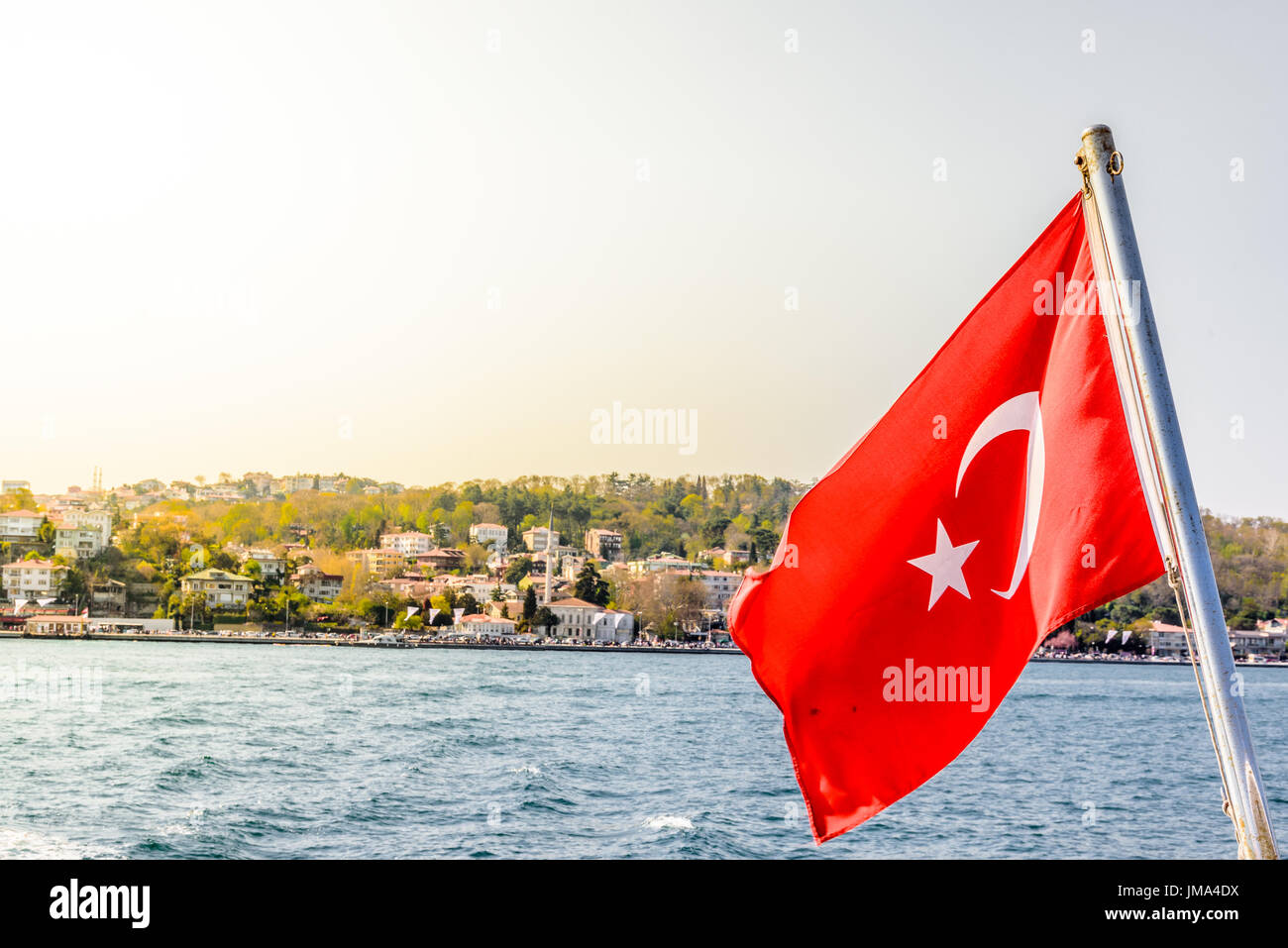 Vue du Bosphore, côte et mer baie du ferry avec drapeau turc dans le vent, Beykoz à Istanbul, Turquie.Istanbul/Turquie - AVRIL 15,2017 Banque D'Images