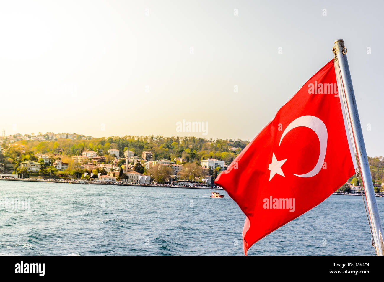 Vue du Bosphore, côte et mer baie du ferry avec drapeau turc dans le vent, Beykoz à Istanbul, Turquie.Istanbul/Turquie - AVRIL 15,2017 Banque D'Images