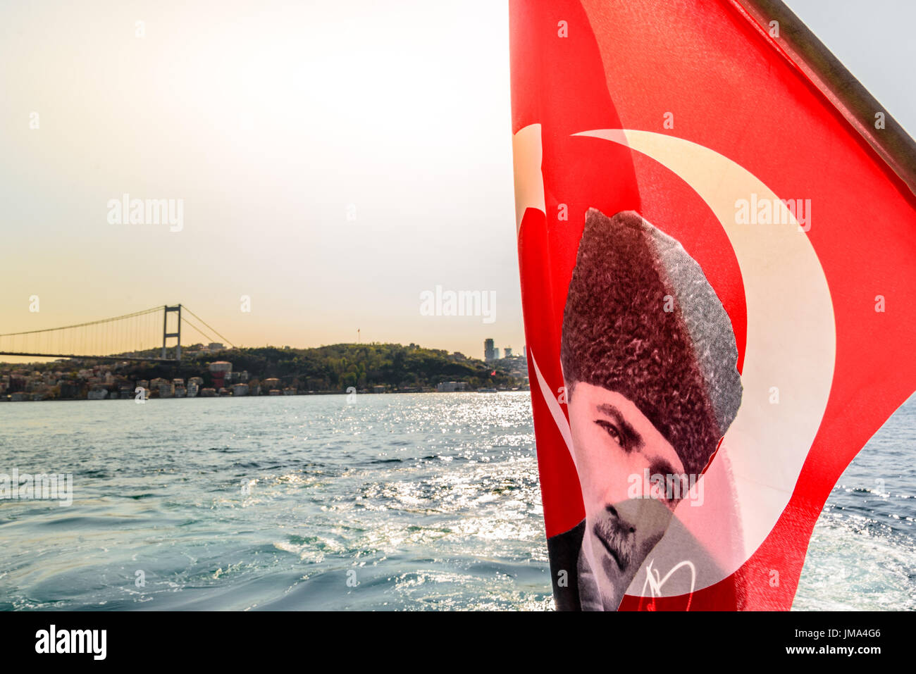 Vue du Bosphore, côte et mer baie du ferry avec drapeau turc sur la photo d'Ataturk(Père des Turcs)agitant au vent, Beykoz à Istanbul Banque D'Images