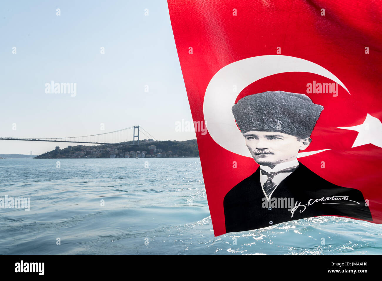 Vue du Bosphore, côte et mer baie du ferry avec drapeau turc sur la photo d'Ataturk(Père des Turcs)agitant au vent, Beykoz à Istanbul Banque D'Images