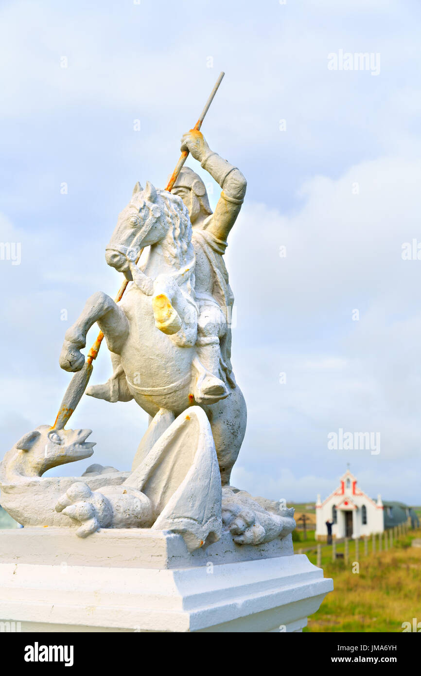 Statue de Saint George en face de la Chapelle italienne, l'île d'Orkney. Monument commémoratif de guerre. Banque D'Images