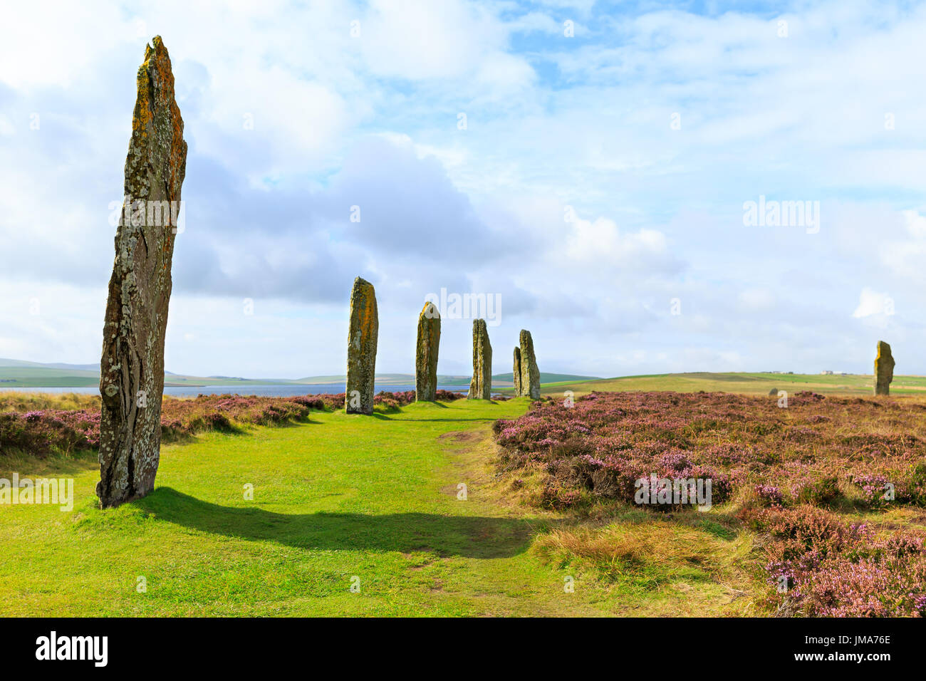 Comité permanent des pierres sur des Shetlands, anneau de lumière du jour, sans les gens. Île des Orcades, Ecosse, Royaume-Uni. Banque D'Images