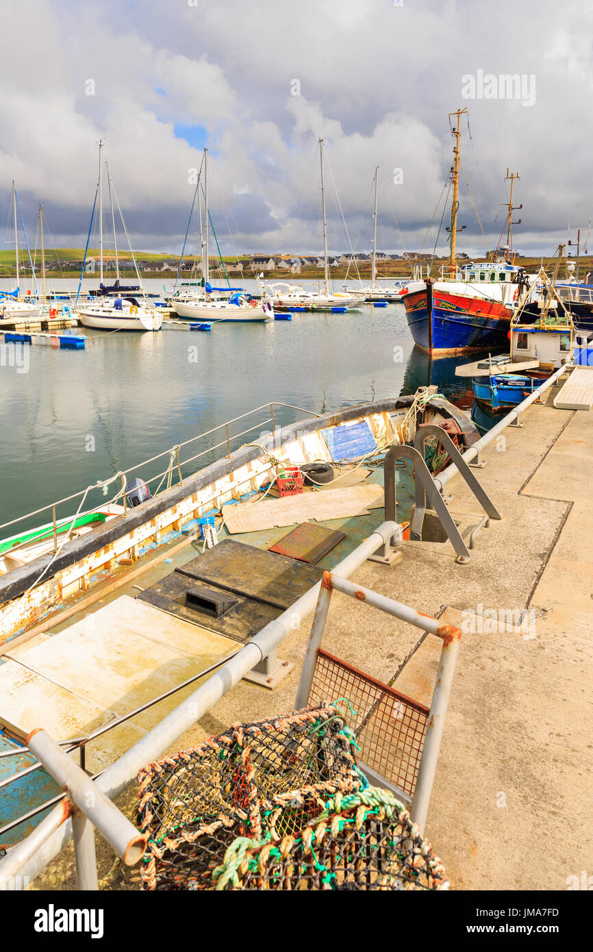 Les bateaux de pêche amarrés dans le port, en face de la ville de Stromness. L'Écosse, l'Orkney Banque D'Images