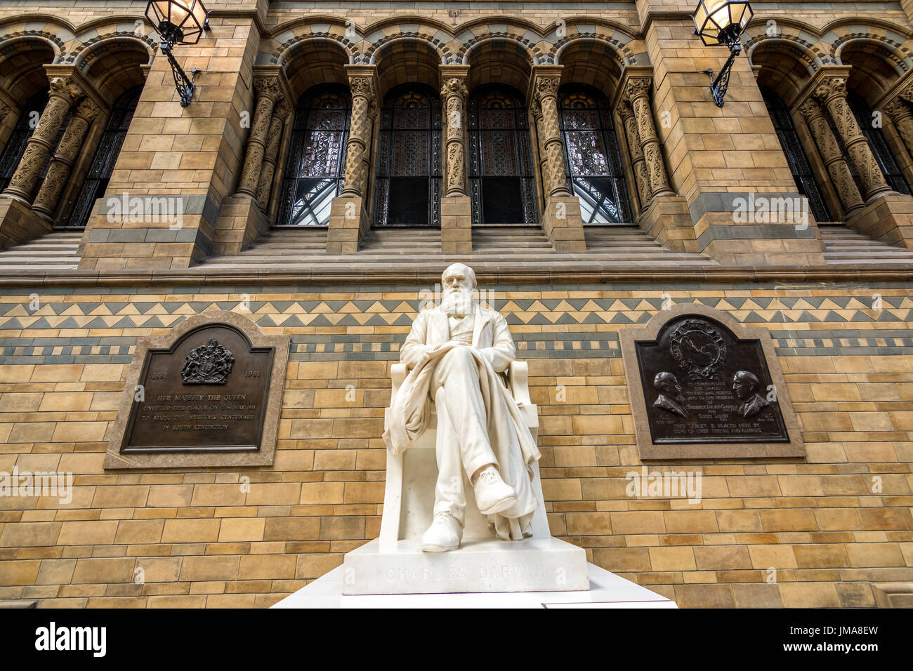 Londres, Royaume-Uni - 25 juillet Le Dawrwin Charles statue en marbre décorant la salle Hintze au Musée d'Histoire Naturelle de Londonp Banque D'Images