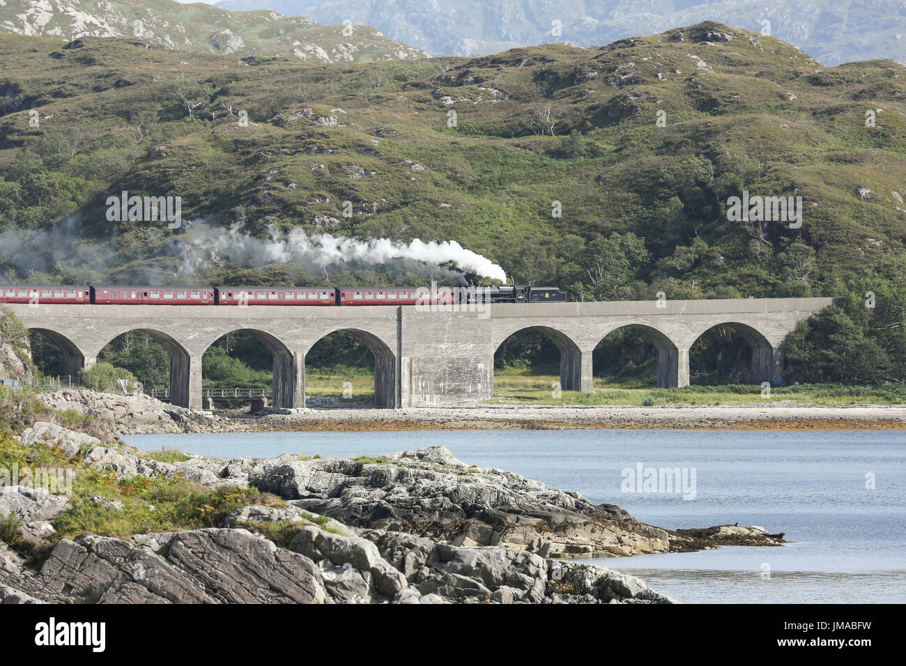 Passage du train à vapeur Jacobite Loch nan umbh viaduc, Ecosse, Royaume-Uni. Banque D'Images