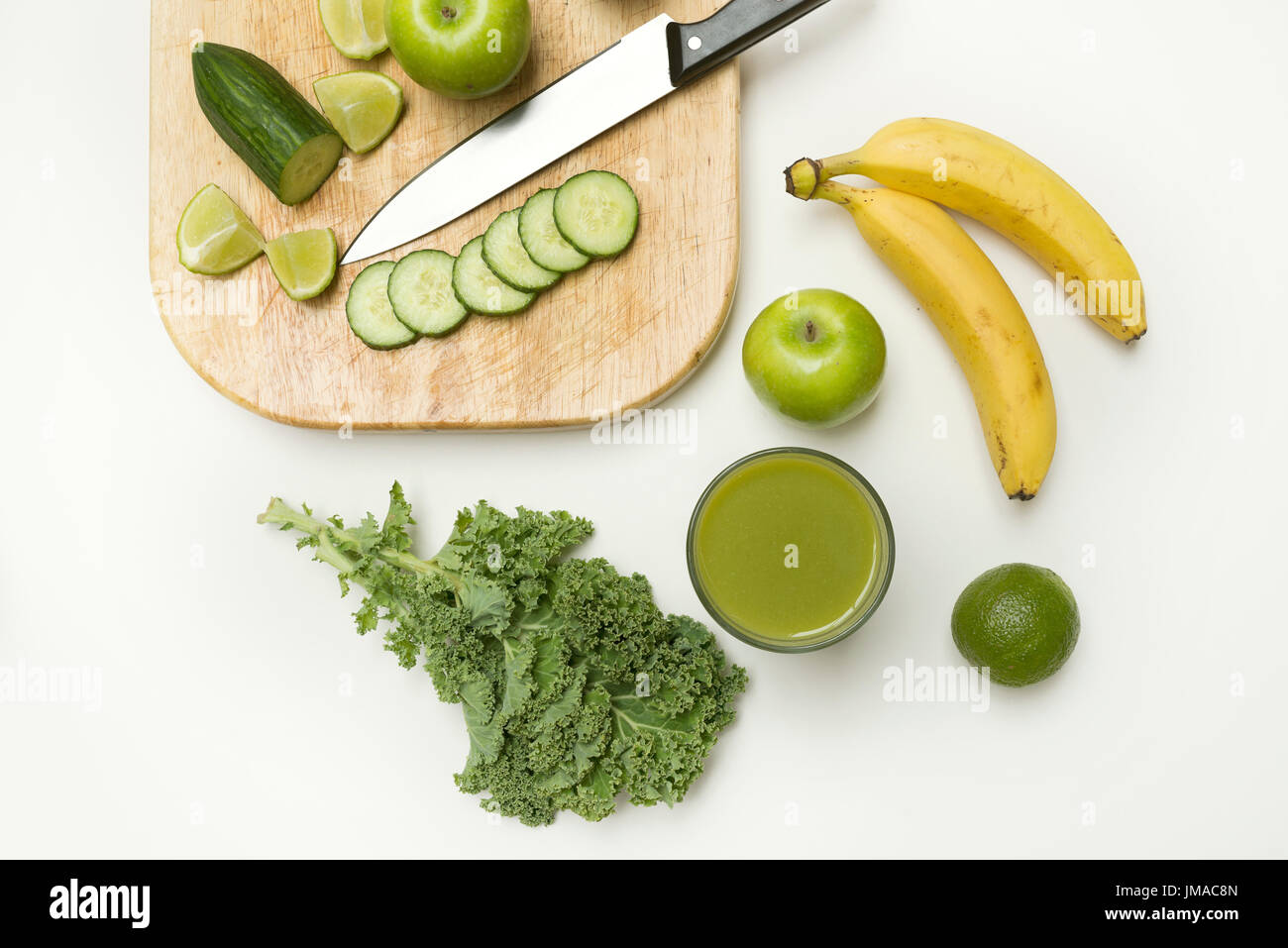 Vue du haut vers le bas d'un mode de vie sain smoothie vert fait à partir de fruits et légumes sur un fond blanc. Concept de vie. Banque D'Images