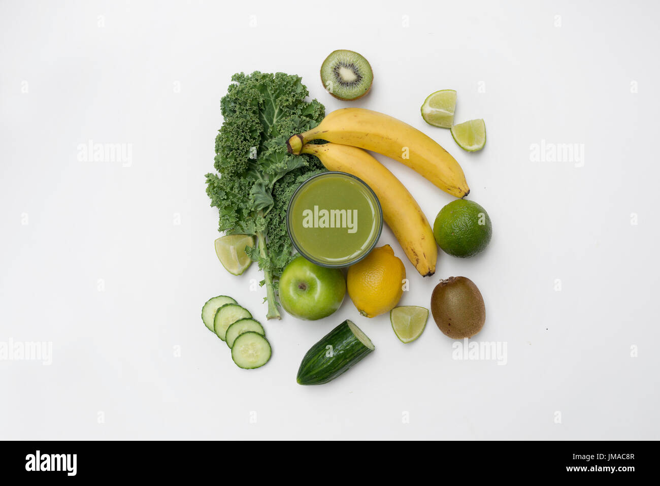 Vue du haut vers le bas d'un mode de vie sain smoothie vert fait à partir de fruits et légumes sur un fond blanc. Concept de vie. Banque D'Images