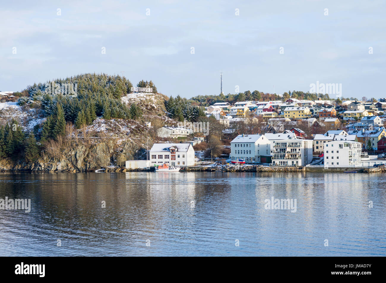 'Kristiansund' signe sur une crête au-dessus des résidences dans l'île de Nordland, partie de la ville de Kristiansund, Norvège. Banque D'Images