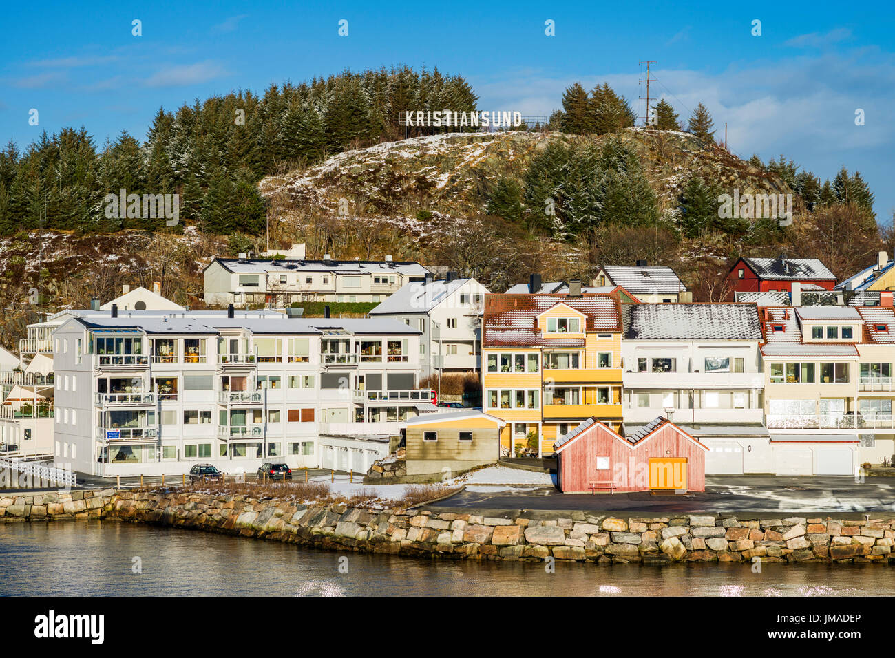 'Kristiansund' signe sur une crête au-dessus des résidences dans l'île de Nordland, partie de la ville de Kristiansund, Norvège. Banque D'Images