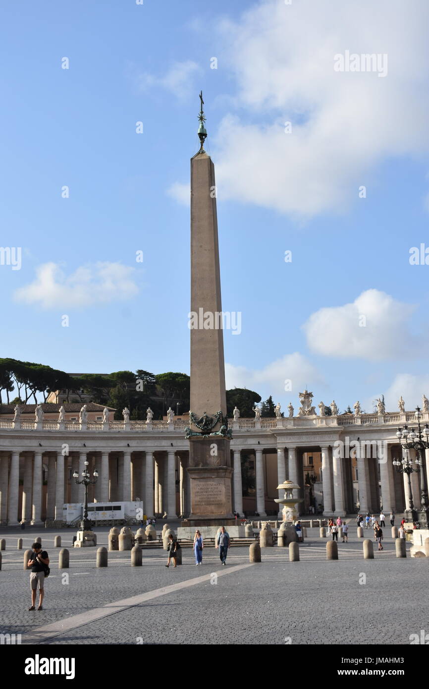 Vatican, fontaine d'eau encore à proximité de grands monument à Saint Peters Square, pour économiser l'eau par ordre du Vatican. Banque D'Images