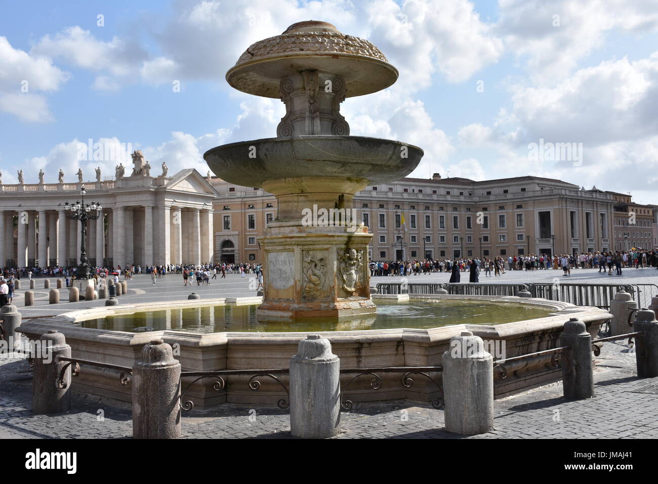 Plus l'eau est projetée de l'haut de la fontaine faisant une coupole sur la fontaine. Le Vatican a ordonné la plus grandes et des plus belles fontaines de marbre d'arrêter afin de conserver l'eau pendant la sécheresse. Le temps était extrêmement chaud et les touristes ont été constamment courir à l'eau gratuite dans certaines fontaines afin d'étancher leur soif. J'étais l'un d'entre eux. La plupart des fontaines arrêté, mais un peu petit pour boire de l'eau froide ont été admis, et nous avons tous beaucoup apprécié puisqu'il a été frappant 90-92F depuis quelques jours. Vous pouvez boire de l'eau du robinet non filtré. Son coffre-fort. Banque D'Images
