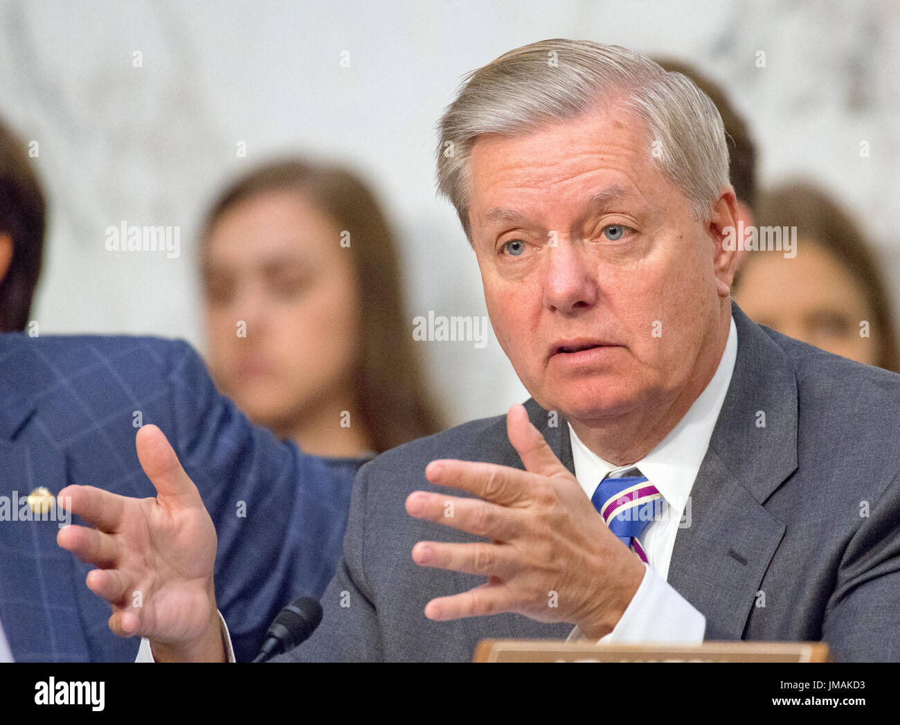 Washington DC, USA. 26 juillet, 2017. États-unis le sénateur Lindsey Graham (républicain de Caroline du Sud) questions aux témoins au cours du comité du Sénat américain sur le débat de surveillance judiciaire d'examiner la Foreign Agents Registration Act et tente d'influencer les élections aux États-Unis, l'accent sur les enseignements tirés de l'exercice en cours et administrations sur la colline du Capitole à Washington, DC le mercredi, Juillet 26, 2017. Credit : MediaPunch Inc/Alamy Live News Banque D'Images