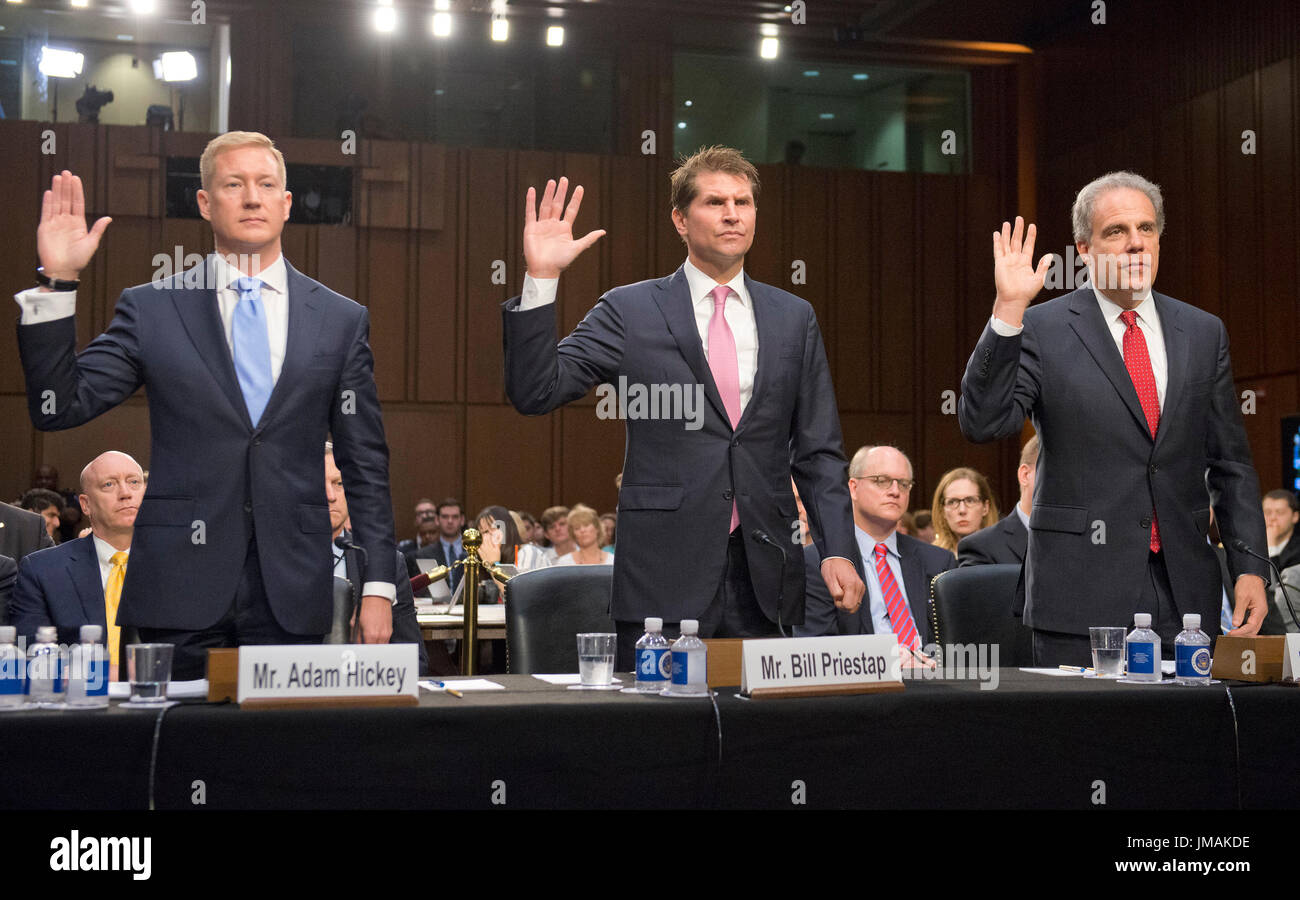 Washington DC, USA. 26 juillet, 2017. De gauche à droite : Adam Hickey, Sous-procureur général adjoint, Division de la sécurité nationale, Ministère de la Justice des États-Unis ; E.W. 'Loi' Priestap, Directeur adjoint, Division de contre-espionnage, Federal Bureau of Investigation (FBI), et Michael Horowitz, Inspecteur général, ministère américain de la Justice, sont assermentés à témoigner devant le comité du Sénat américain sur le débat de surveillance judiciaire d'examiner la Foreign Agents Registration Act (FARA) et tente d'influer sur les élections américaines, l'accent sur les enseignements tirés de l'exercice en cours et administrations publiques o Banque D'Images