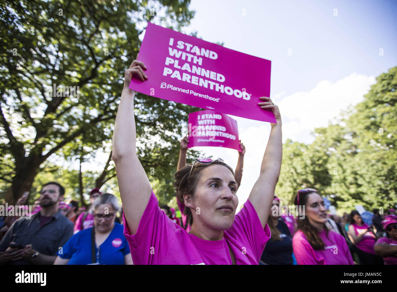 Washington, District de Columbia, Etats-Unis. 26 juillet, 2017. KARA FONTAINE de Washington, DC est titulaire d'un ''Je me tiens avec la planification familiale'' inscrivez-vous à la Planned Parenthood rassemblement contre l'abrogation de la Loi sur les soins abordables sur la colline du Capitole. Crédit : Alex Edelman/ZUMA/Alamy Fil Live News Banque D'Images