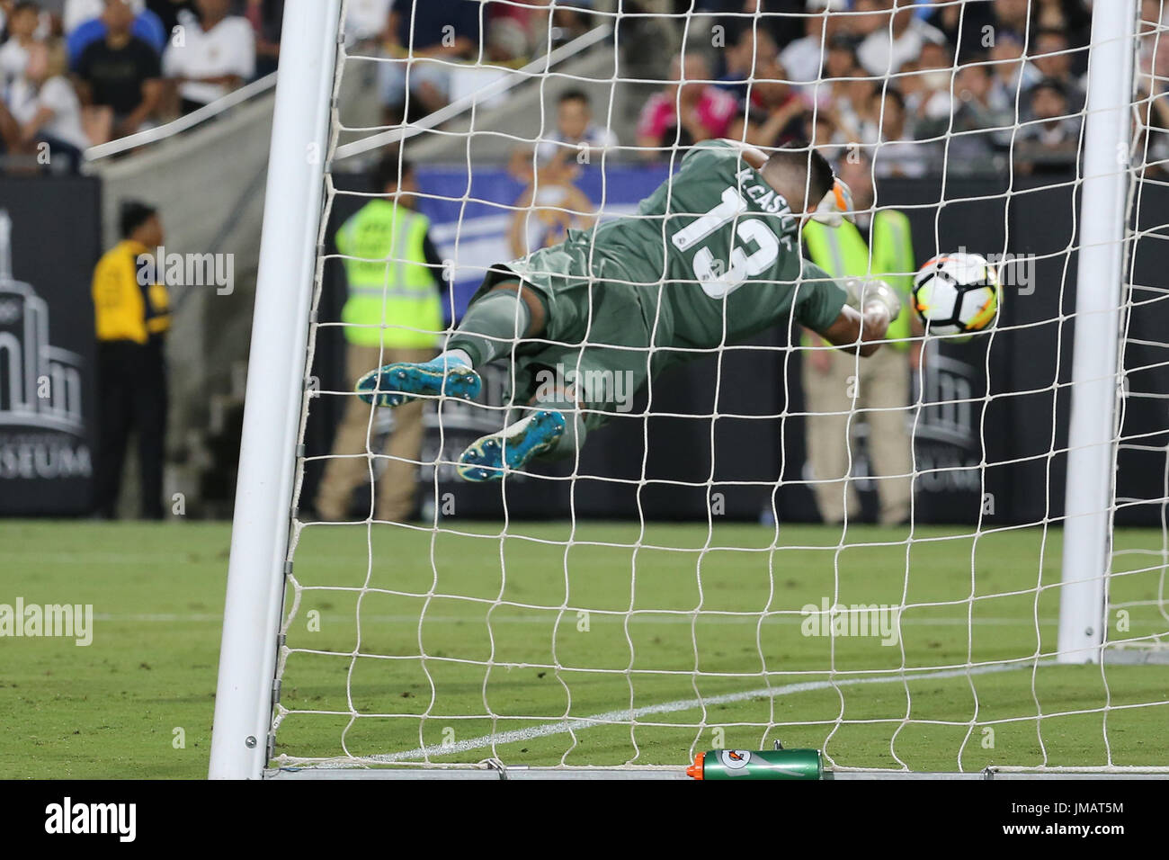 Los Angeles, Californie, USA. 26 juillet, 2017. 26 juillet 2017 : le gardien du Real Madrid Francisco Casilla (13) rend l'arrêt que le rebond s'éteint le poste dans le jeu entre la ville de Manchester et le Real Madrid, de la Coupe des Champions internationaux, Los Angeles Memorial Coliseum, Loa Angeles, CA. USA. Photographe : Peter Renner and Co Crédit : Cal Sport Media/Alamy Live News Banque D'Images