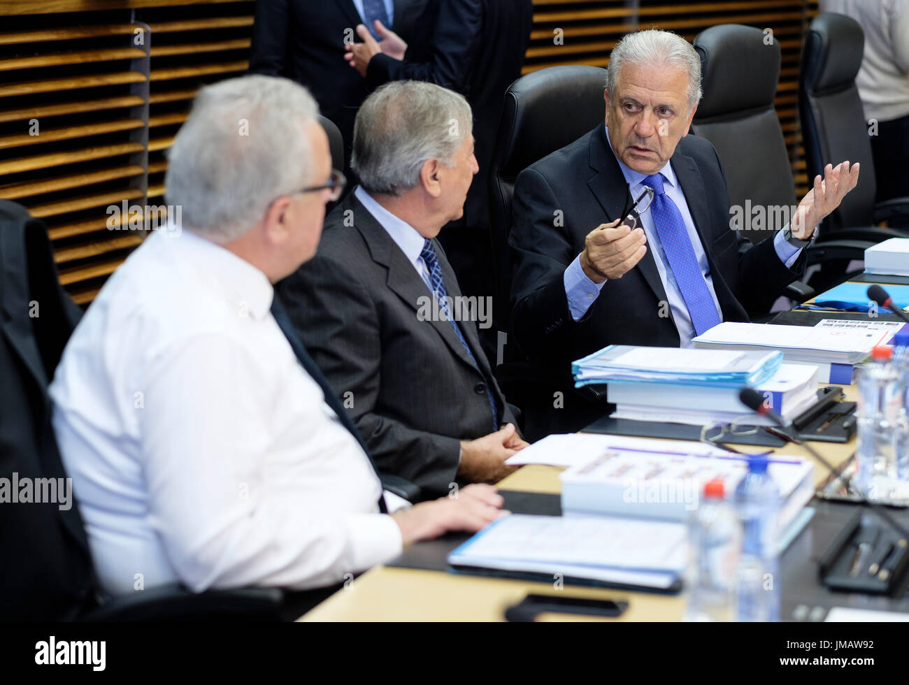 Juillet 26, 2017 - Bruxelles, Belgique : la coopération internationale de l'UE et le commissaire au développement, Neven Mimica (L) parle avec l'UE pour l'environnement, des affaires maritimes et des pêches Karmenu Commissaire Vella (C) et l'UE sur les migrations, affaires intérieures et commissaire à la citoyenneté Dimitris Avramopoulos (R) au début de la dernière réunion du collège hebdomadaire la saison à la Commission européenne. - Pas de service de fil - Photo : Thierry Monasse/afp Photo : Thierry Monasse/dpa Banque D'Images