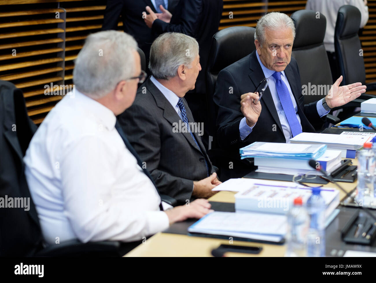 Juillet 26, 2017 - Bruxelles, Belgique : la coopération internationale de l'UE et le commissaire au développement, Neven Mimica (L) parle avec l'UE pour l'environnement, des affaires maritimes et des pêches Karmenu Commissaire Vella (C) et l'UE sur les migrations, affaires intérieures et commissaire à la citoyenneté Dimitris Avramopoulos (R) au début de la dernière réunion du collège hebdomadaire la saison à la Commission européenne. - Pas de service de fil - Photo : Thierry Monasse/afp Photo : Thierry Monasse/dpa Banque D'Images