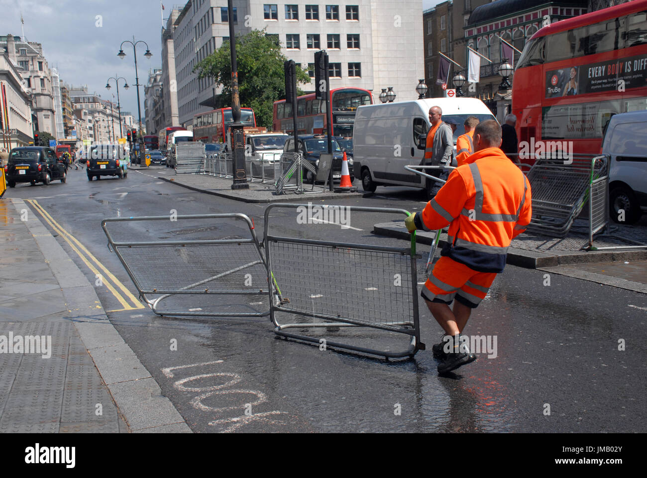 Londres, Royaume-Uni. 27 juillet, 2017. Les obstacles mis en place dans le volet extérieur de la gare de Charing Cross dans le West End à Prudential bike ride ce weekend. Le trajet est controversée car elle entraîne beaucoup de perturbations pour la circulation dans la capitale. Credit : JOHNNY ARMSTEAD/Alamy Live News Banque D'Images