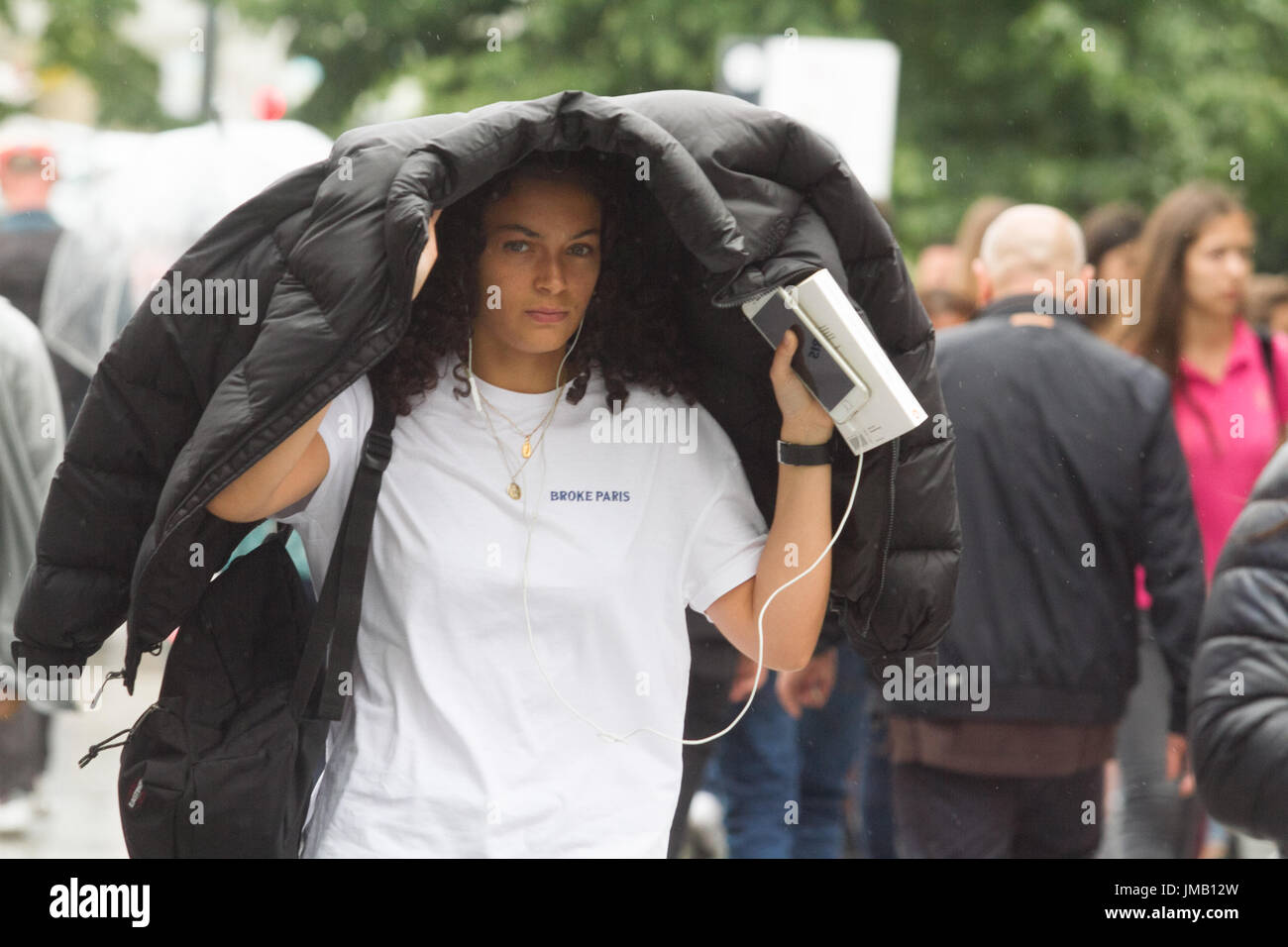 Londres, Royaume-Uni. 27 juillet, 2017. Les piétons dans l'ouest de Londres sont pris dans des averses de pluie sur une journée de météo changeante dans la capitale : Crédit amer ghazzal/Alamy Live News Banque D'Images