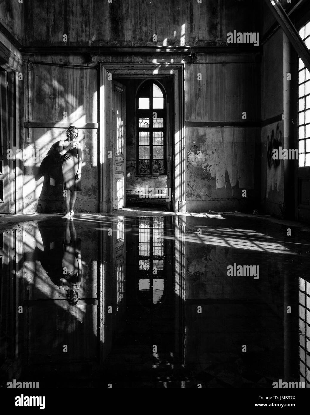 Jeune femme debout dans immeuble abandonné Banque D'Images