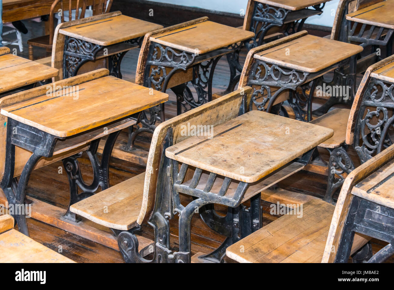 Bureaux en bois vintage en classe Close Up Banque D'Images