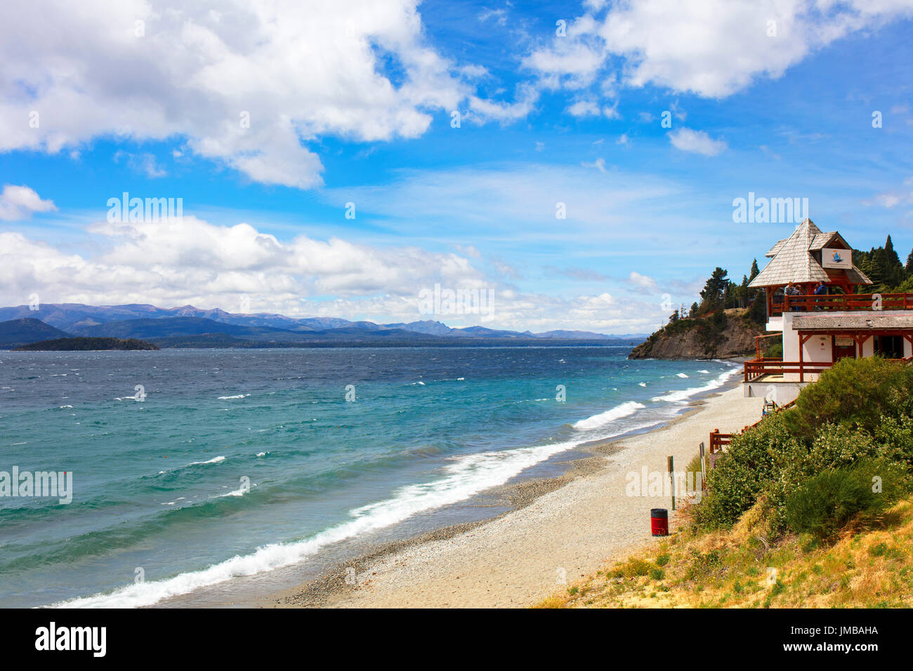 Plage sur le lac Nahuel Huapi. Circuito Chico, Bariloche, Argentine. Banque D'Images