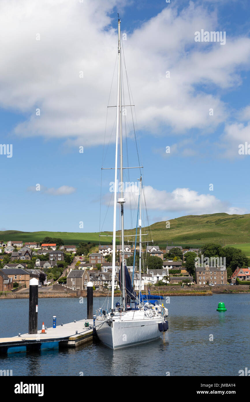 Yacht à voile accosté au Port de Campbeltown, péninsule de Kintyre, côte ouest de l'Ecosse, Royaume-Uni Banque D'Images