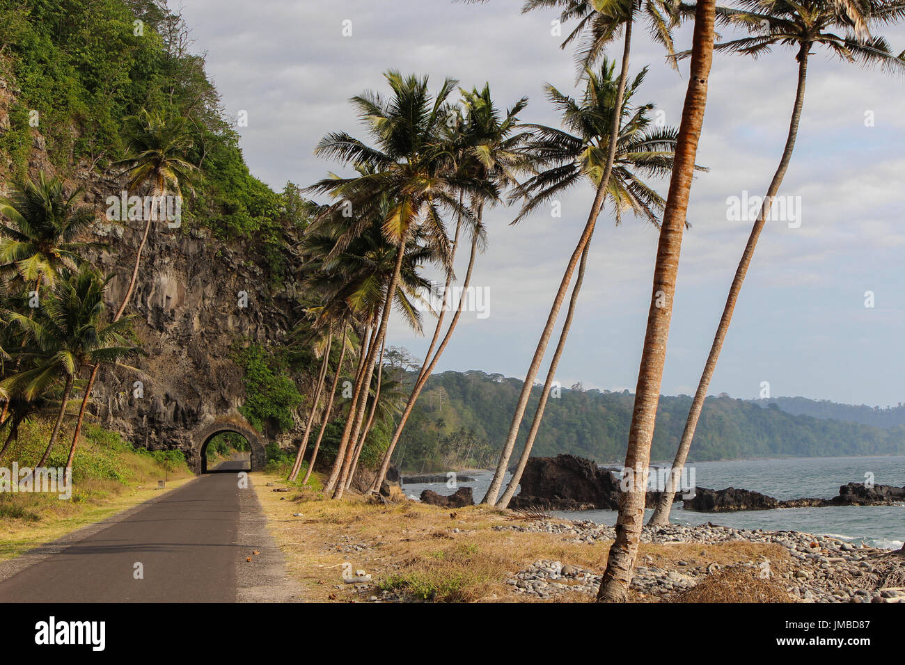 Route pour le nord de l'île de Sao Tomé, avec un tunnel historique et une vue magnifique sur la mer. Banque D'Images