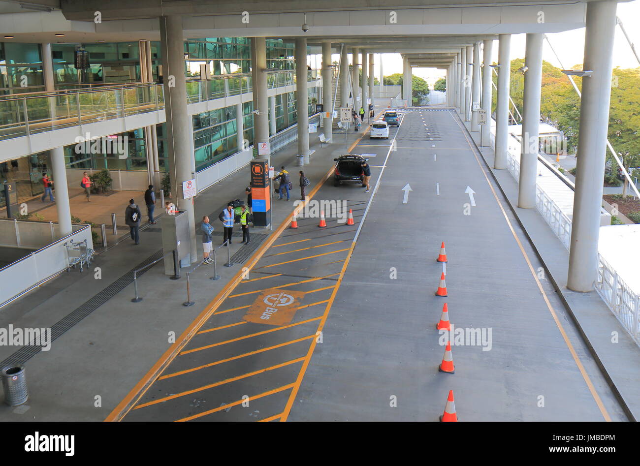 Les gens voyagent à l'aéroport international de Brisbane à Brisbane en Australie. Banque D'Images