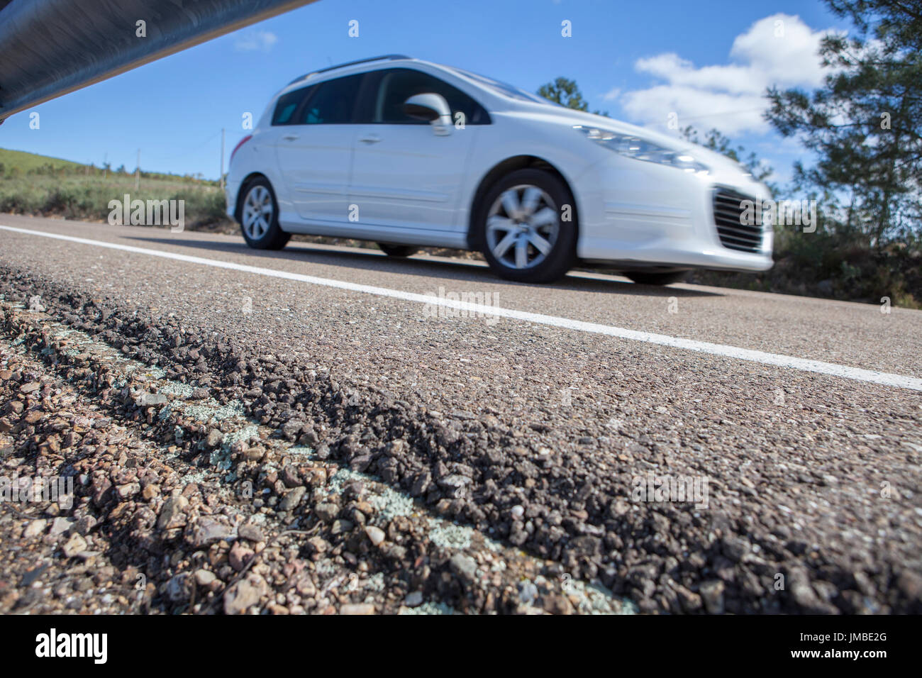 Station wagon voiture par chemin de campagne. Motion blurred shot Banque D'Images