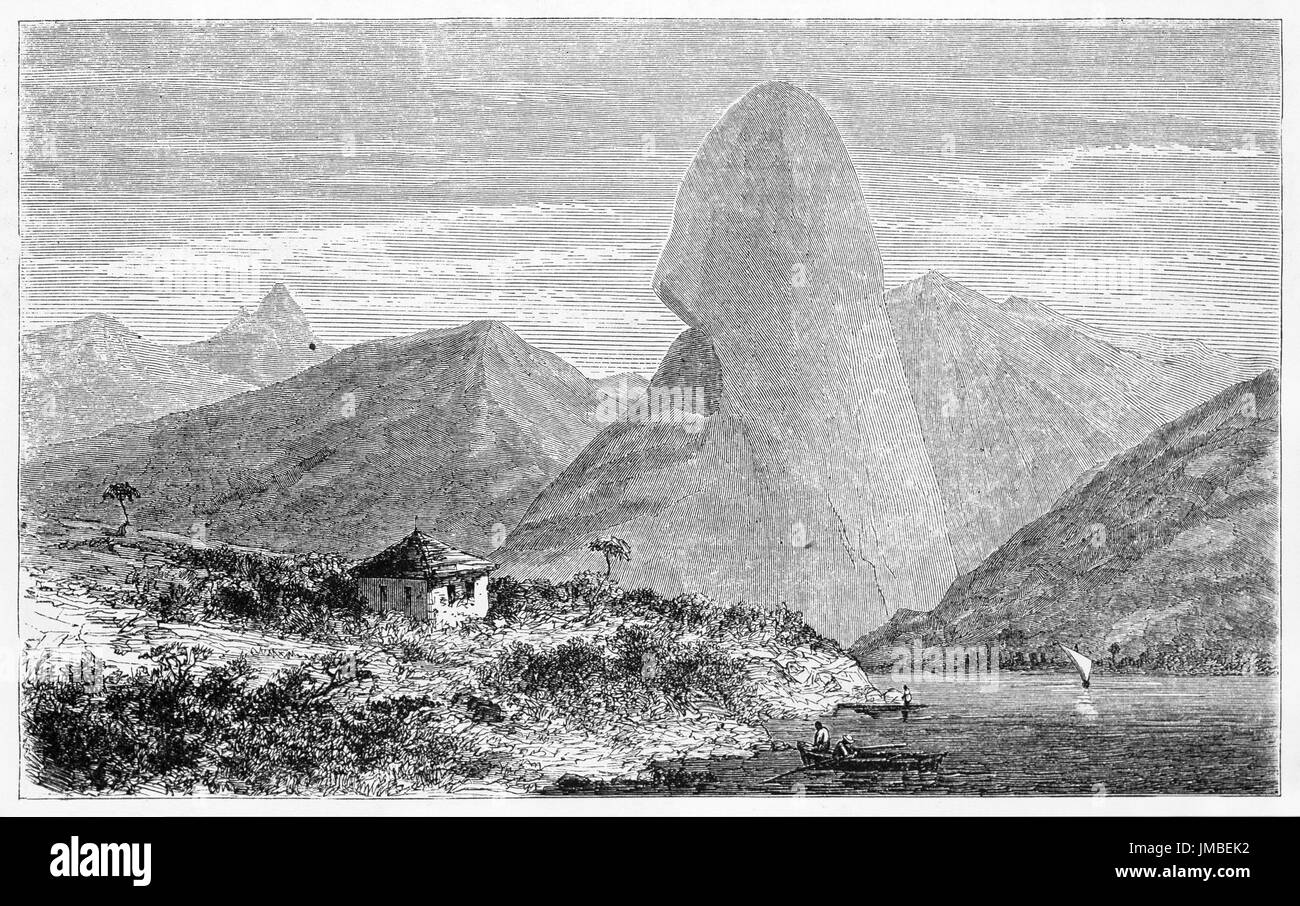 Haute montagne Sugarloaf en forme unique, Rio de Janeiro, sur un paysage immense et calme. Art de style gravure de tons gris antique par Riou, 1861. Banque D'Images